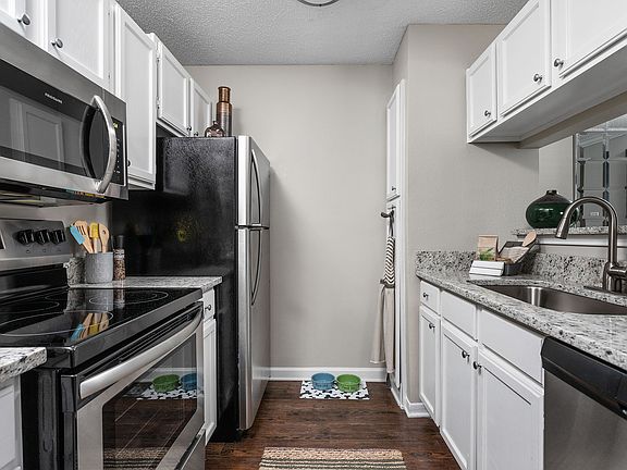 Spacious Kitchen View - Arbors River Oaks