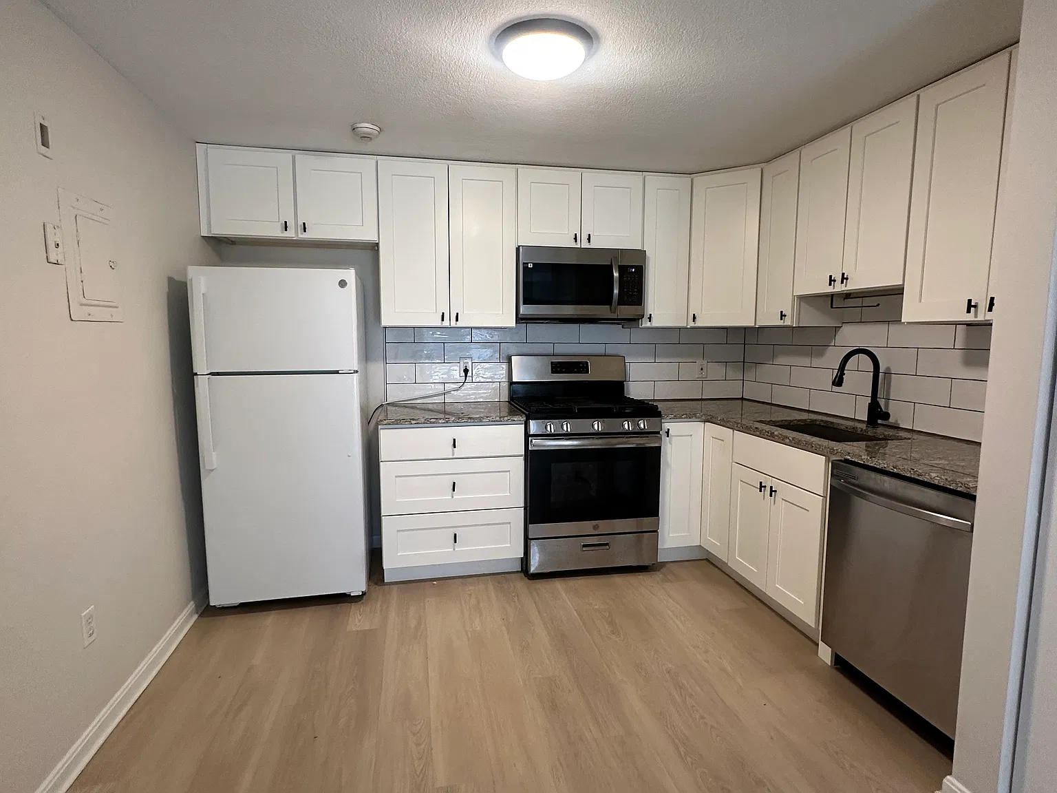 8 Kenmar Dr — Photo 2