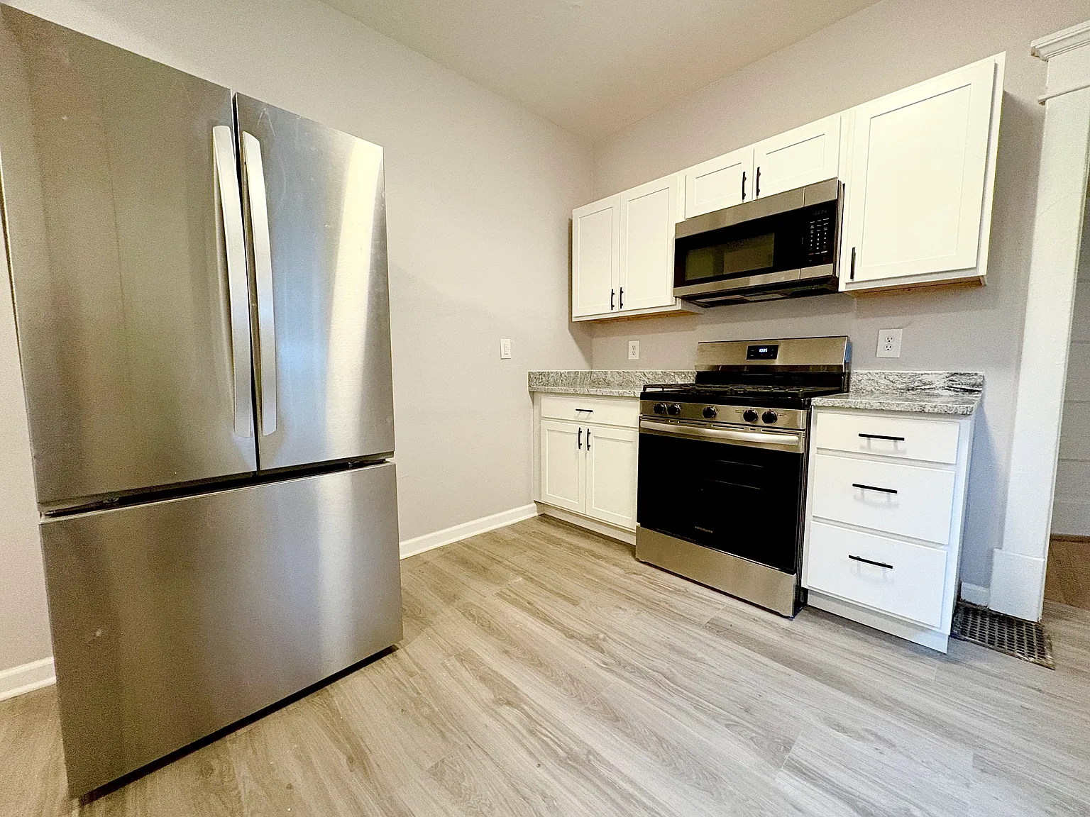 6 bed, 2800 sqft, $4,000 — Photo 2