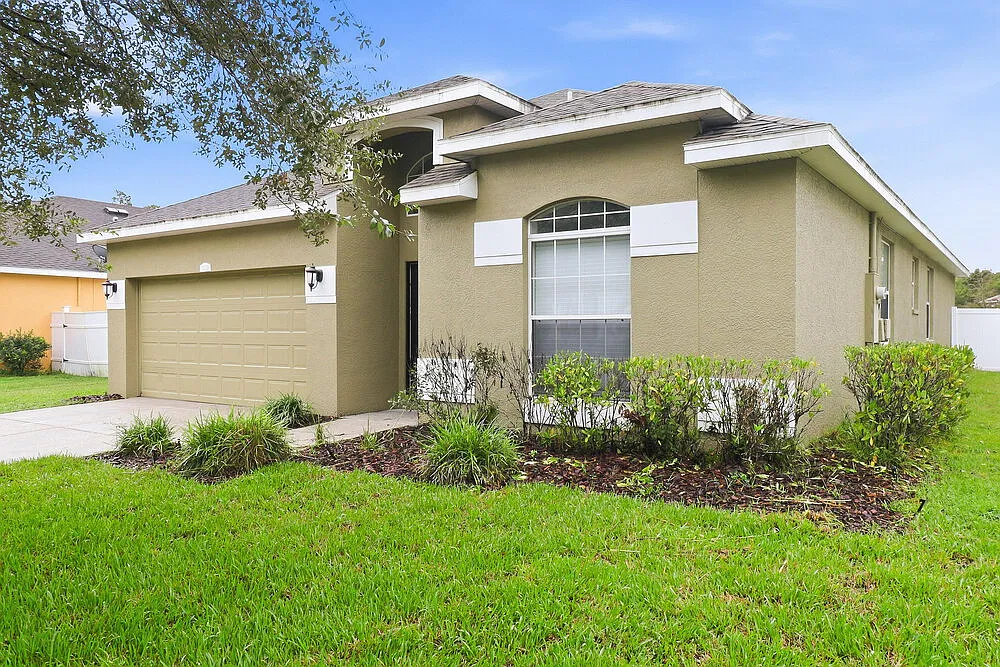 4 bed, 2.0 bath, 1968 sqft, $2,360 — Photo 3