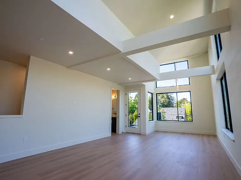 822 W 22nd Ave — Photo 16