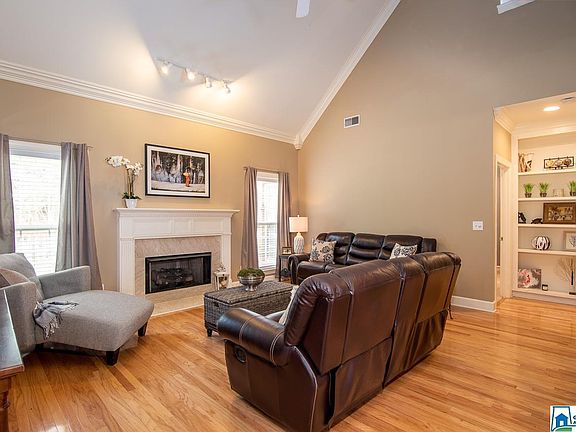 4th image of 913 Castlemaine Dr