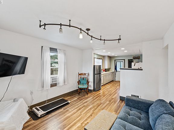4th image of 1080 W 12th St