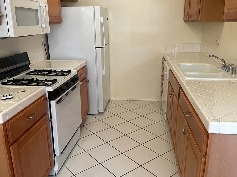 1546 Diamond St — Photo 5