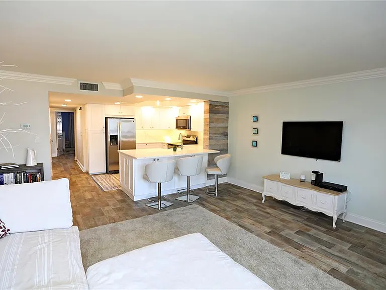 103 1st St E #113 — Photo 9