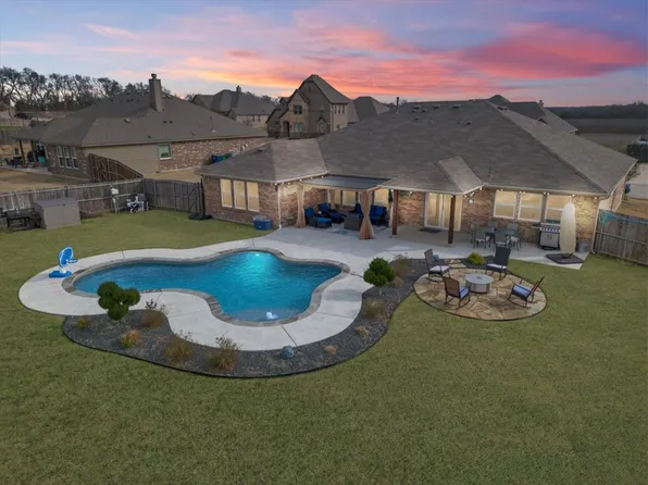 105 Whirlaway St, Waxahachie, TX 75165