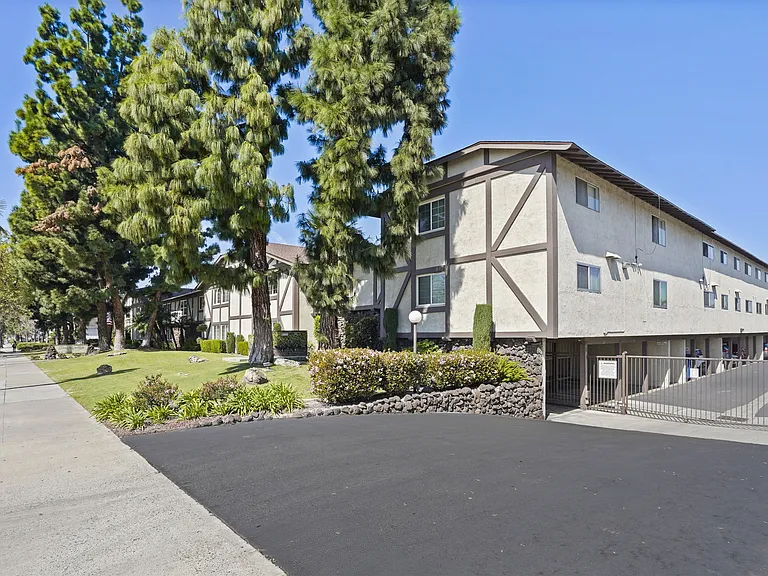 Stonehedge Apartments — Photo 4