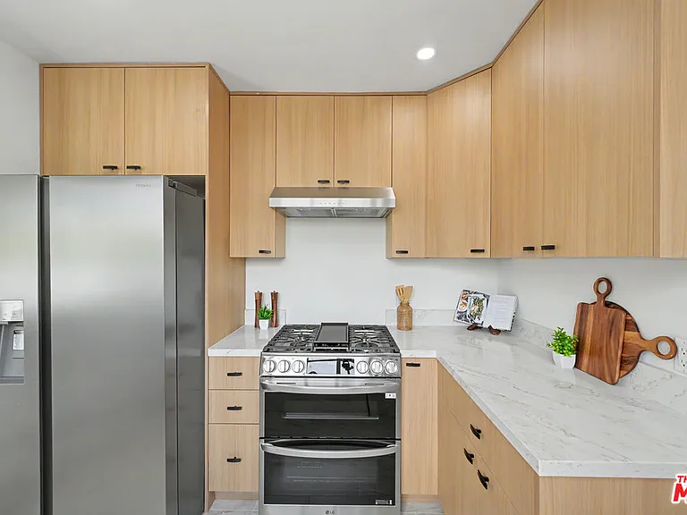 5119 Enfield Ave — Photo 12