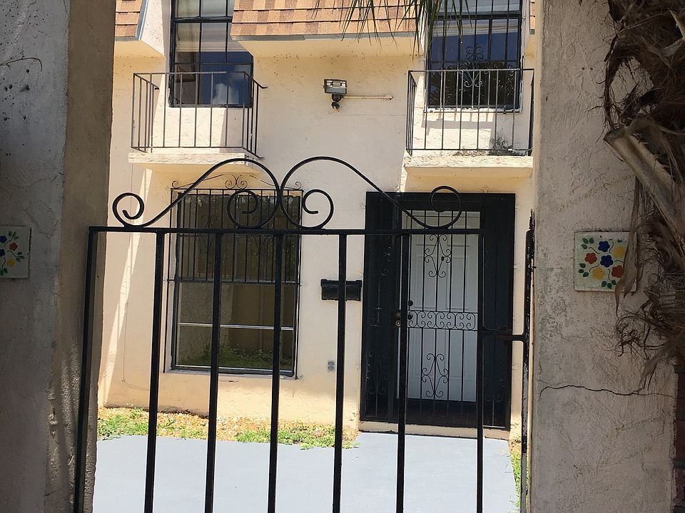 Front entrance with private courtyard