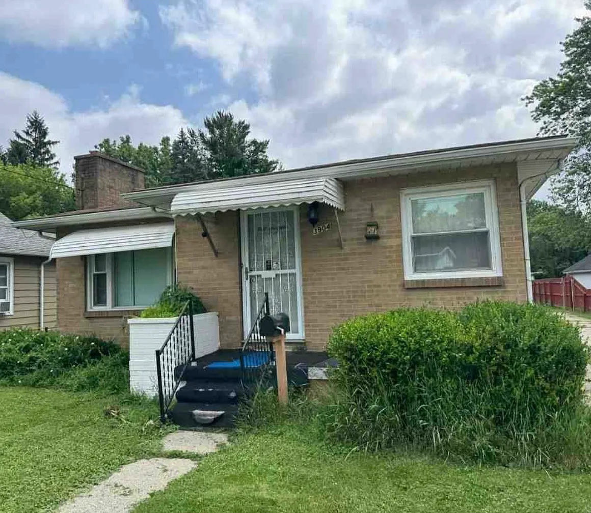 Mackinaw St, Saginaw — Photo 1