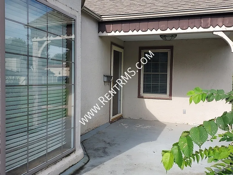 2929 SW Huntoon St — Photo 2