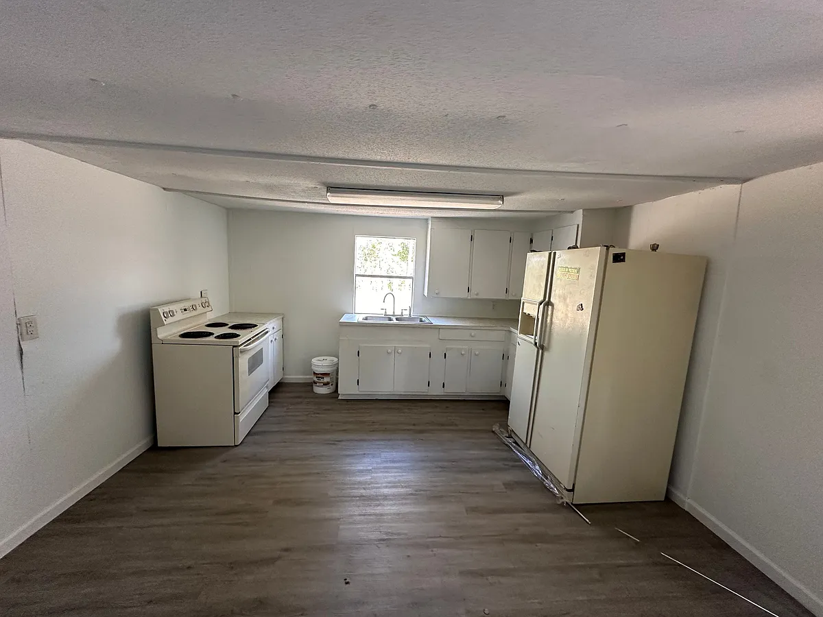 Kitchen - 3020 Old Summerville Rd #14B