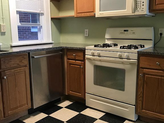 Gas stove, dishwasher and granite counter tops