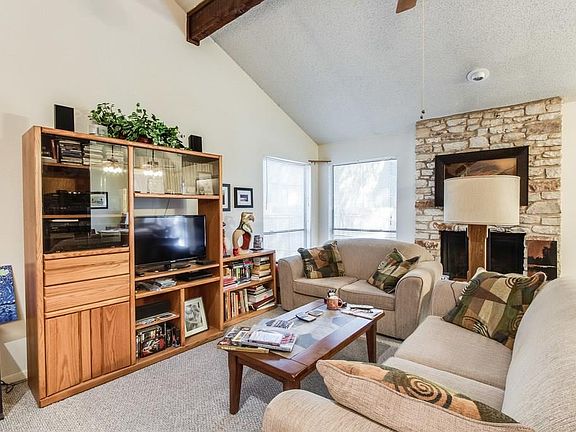 5th image of 1121 Hollow Creek Dr