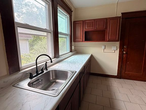 4th image of 390 Ellsworth Ave #2A