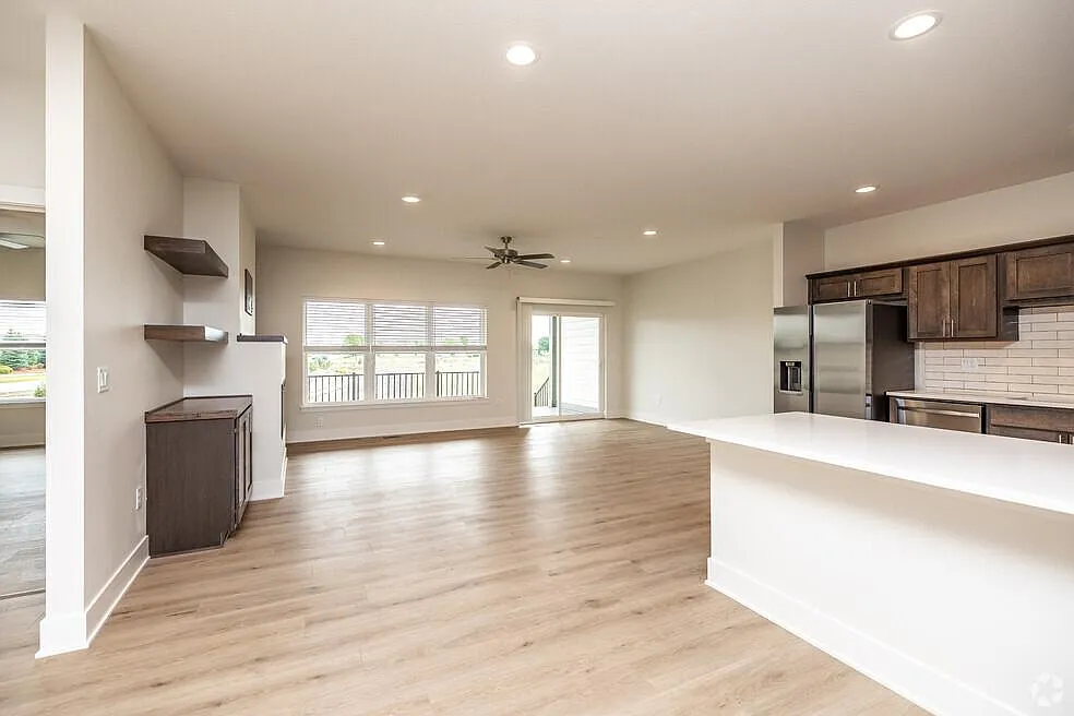 Platinum Pointe — Photo 2