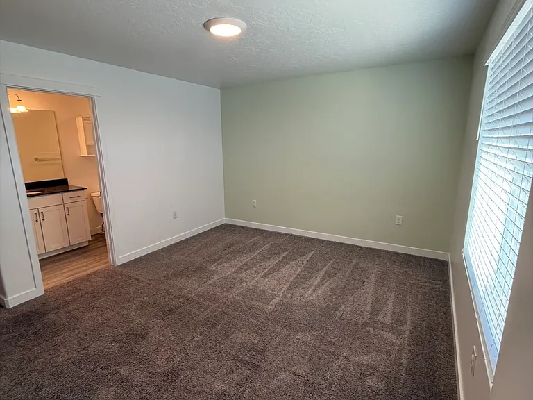 946 E Thunderbolt Ct — Photo 7
