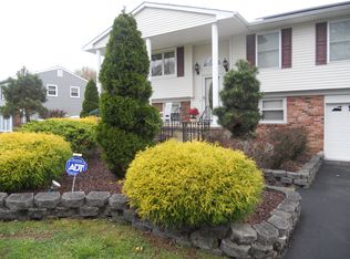 23 Blenheim Rd, Manalapan, NJ 07726