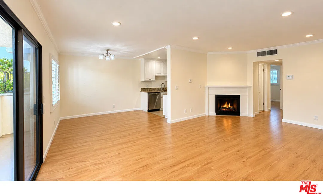 15141 Burbank Blvd — Photo 2