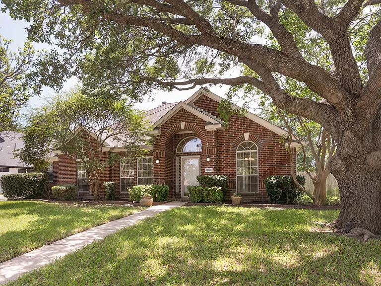 308 Sycamore Dr — Photo 1