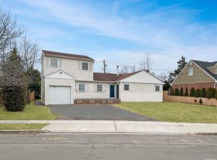 98 Willets Dr, Syosset, NY 11791