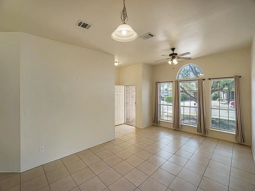 3 bed, 2.0 bath, 1756 sqft, $1,825 — Photo 2