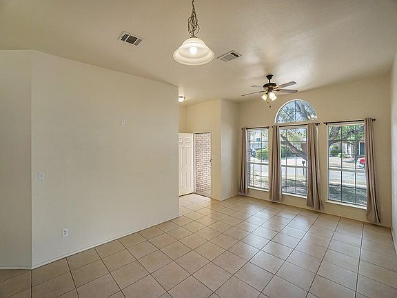 2nd image of 121 Shenandoah Trl