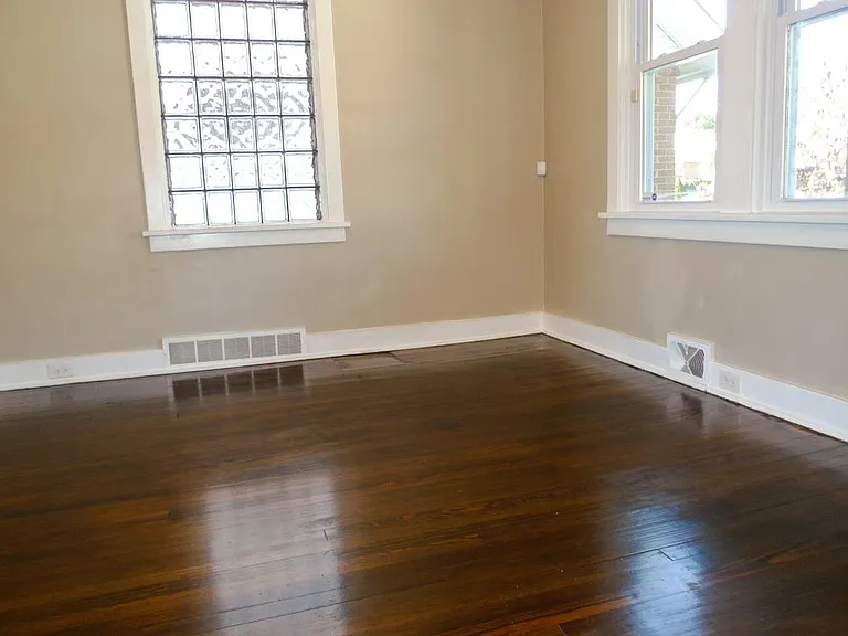 2833 Midland St — Photo 9