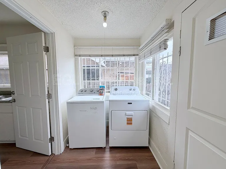 860 W 56th St — Photo 12
