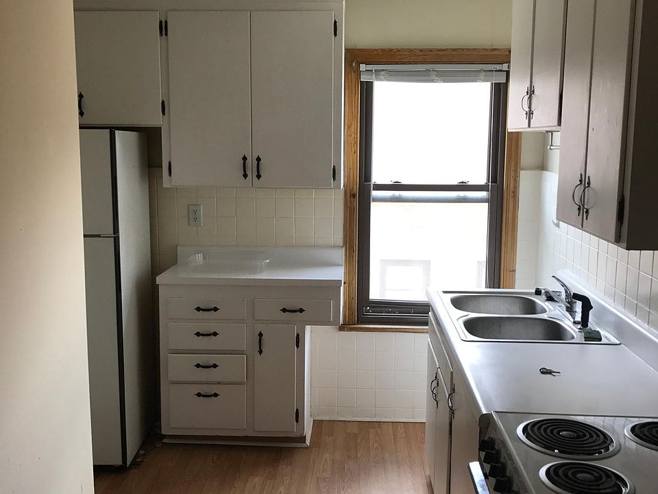2nd image of 110 S Grand Ave W APT 6