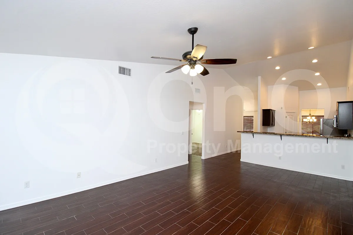 3 bed, 2.0 bath, 1843 sqft, $2,300 — Photo 4