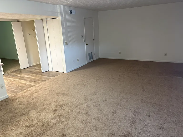 601 Creekview Ter — Photo 2