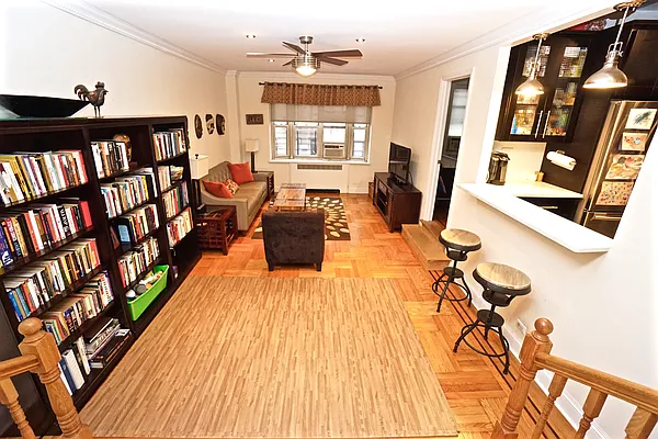 Sold by Bizzarro Agency | media 16