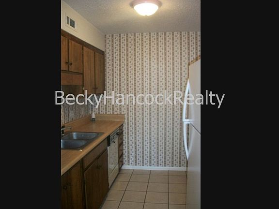 2nd image of 507 Briarwood Dr APT 10C