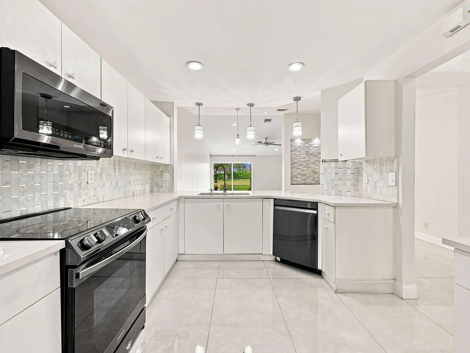 3 bed, 2.0 bath, 1577 sqft, $3,750 — Photo 3