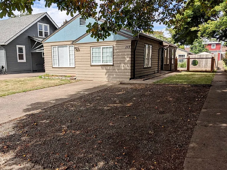 113 E Hilliard Ln — Photo 2