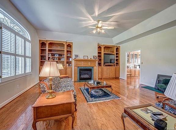 3rd image of 2333 Maria Lynn Ct