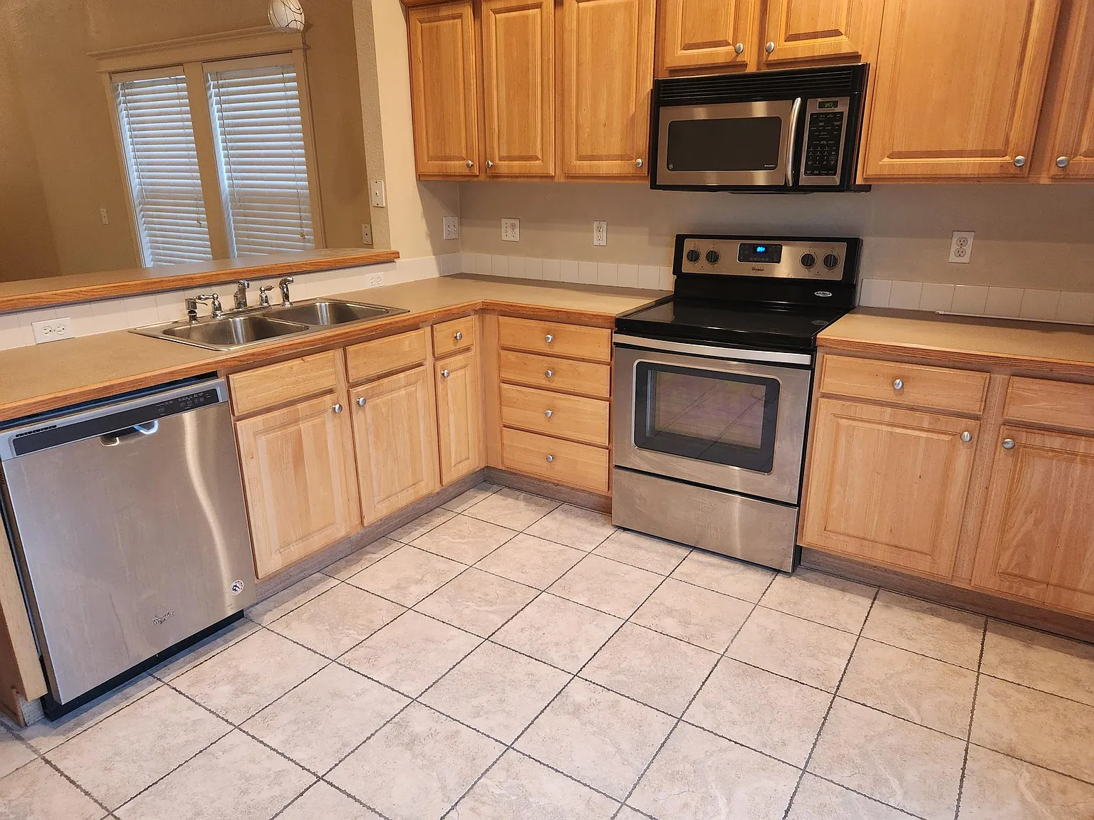 3 bed, 1120 sqft, $1,995 — Photo 3