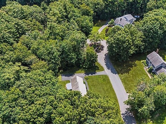 4th image of 33 Colleen Dr