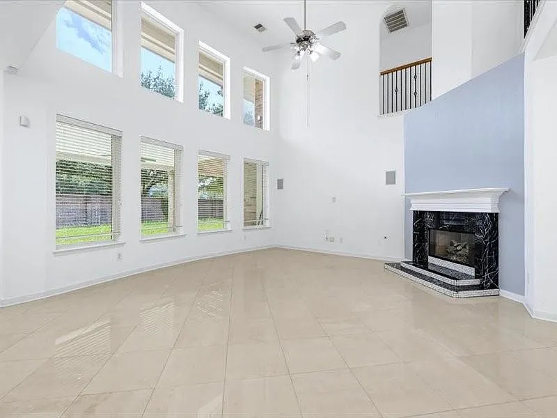 4 bed, 3.5 bath, 3670 sqft, $3,500 — Photo 3