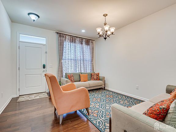 5th image of 14 Hyacinth Ln