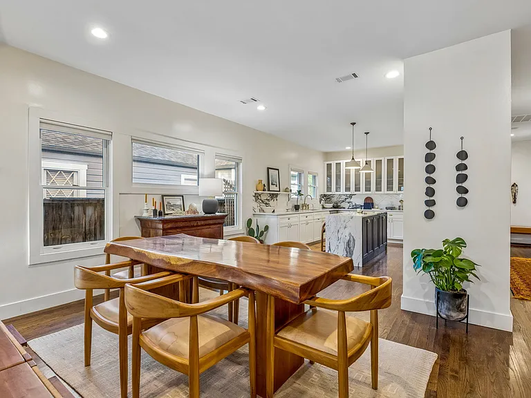 310 N Montclair Ave — Photo 10