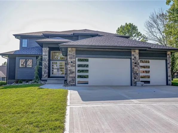 212 Arrowhead Dr, Lake Winnebago, MO 64034