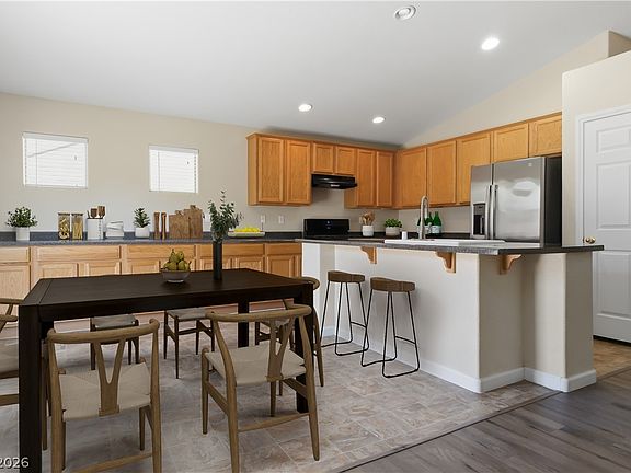 5th image of 1208 E El Campo Grande Ave