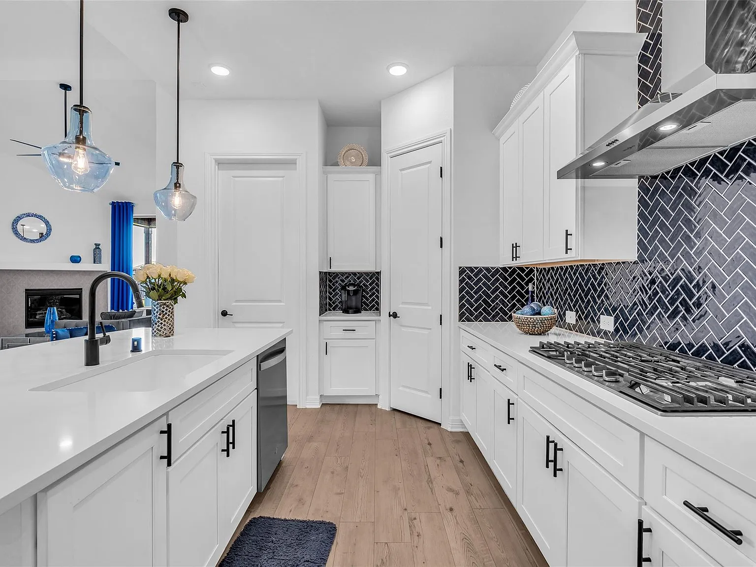 4 bed, 2.5 bath, 2775 sqft, $3,250 — Photo 4
