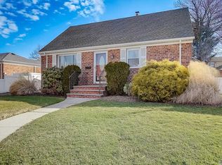 11 Berkshire Rd, Bethpage, NY 11714