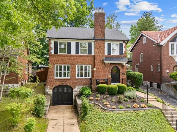 7424 University Dr, Saint Louis, MO 63130