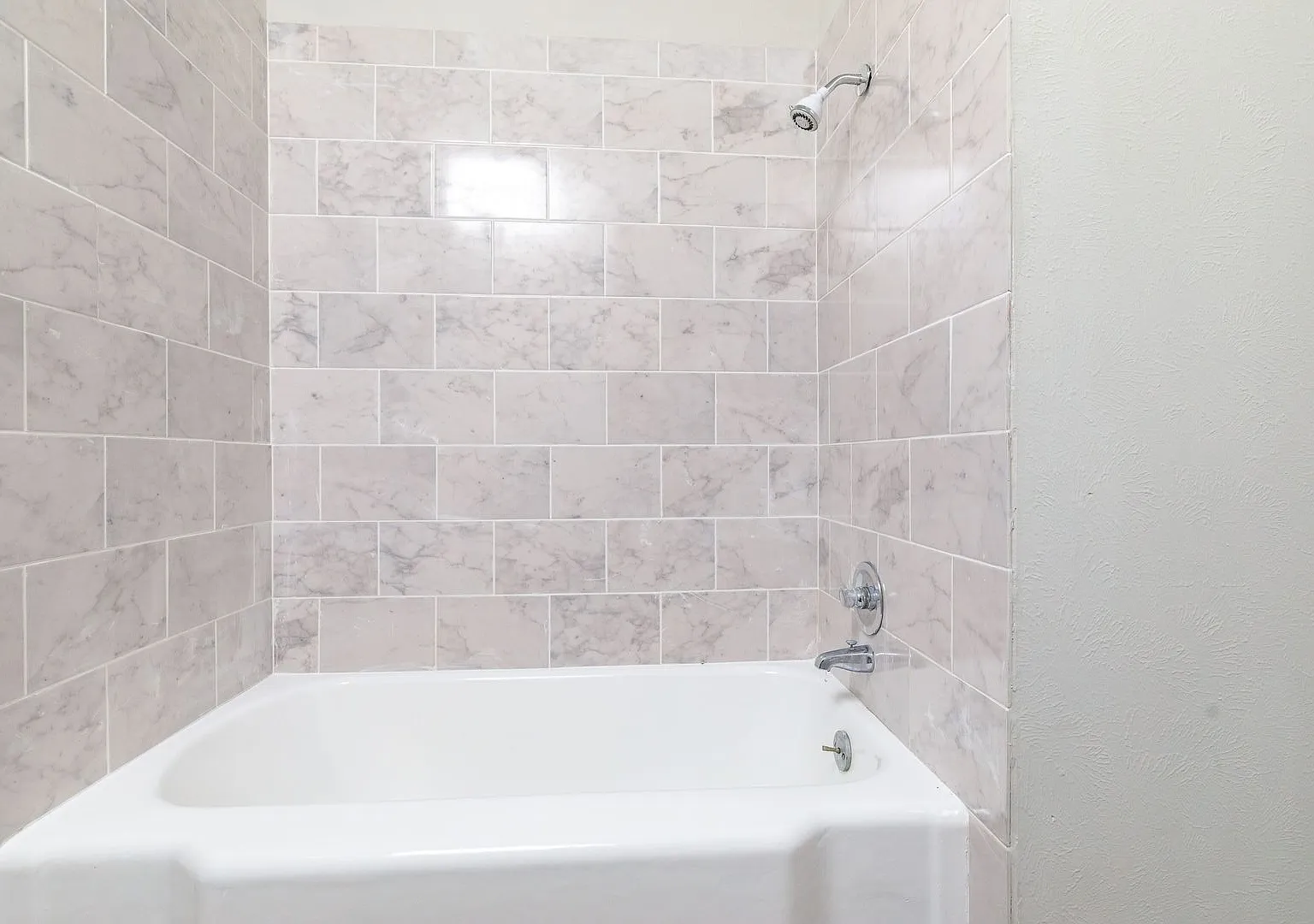 Beautifully Renovated 2 Bedroom,1 Bath Duplex In Chamberlain Heights!! Location, Location, Location — Photo 4