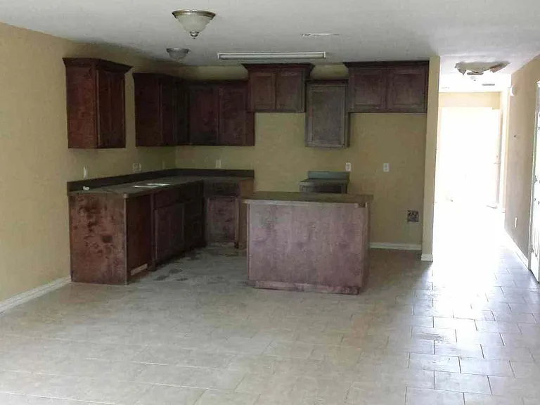 2475 Circle Dr — Photo 2