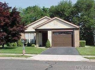 555 Stratford Ln, Ridge, NY 11961